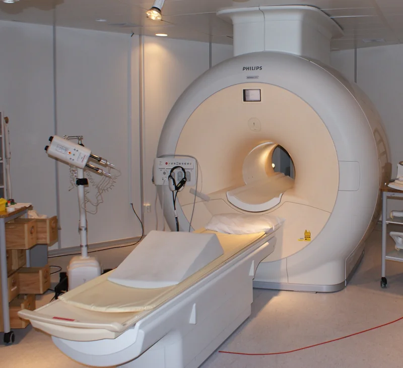 医院磁共振成像（MRI）扫描仪与检查床